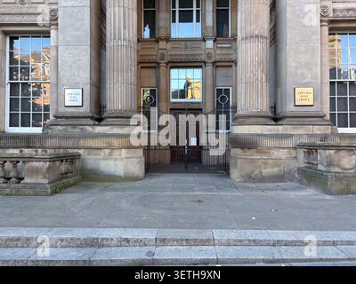 Außenansicht des alten Postamts in St. Nicholas' St, Newcastle upon Tyne, mit klassischer Steinarchitektur und großen Säulen. Stockfoto