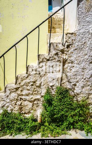 Steintreppe eines alten Hauses in einem kretischen Dorf Stockfoto