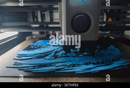 Der 3D-Drucker erstellt ein zweifarbiges strukturiertes Design mit detaillierten Mustern während des Produktionsprozesses Stockfoto