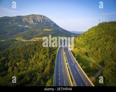 Dramatische Luftaufnahme der Berge und Straßen Sloweniens. Mitteleuropa. Slowenien Stockfoto