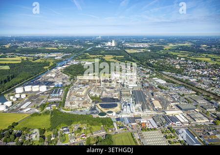 Luftaufnahme, Kupferwerk Aurubis AG und Kupferrecycler mit Tanklager Luenen, Blick auf das Kohlekraftwerk Trianel Luenen, Luenen, Ruhrgebiet, N Stockfoto