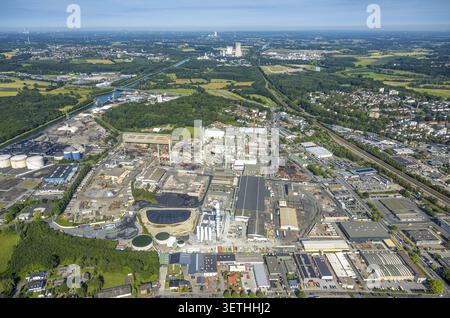 Luftaufnahme, Kupferwerk Aurubis AG und Kupferrecycler mit Tanklager Luenen, Blick auf das Kohlekraftwerk Trianel Luenen, Luenen, Ruhrgebiet, N Stockfoto