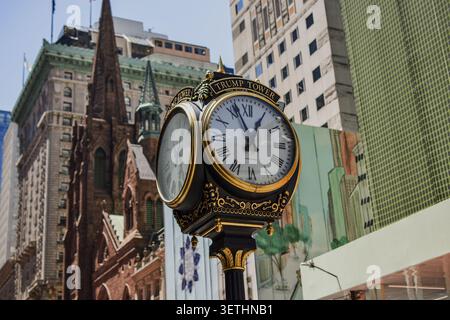 New York City, USA – 16. Juni 2026: Dekorative Uhr auf dem Bürgersteig vor dem Trump Tower an der Fifth Avenue. Stockfoto