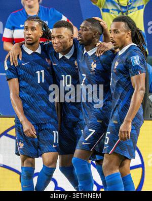 Kylian Mbappé (#10) feiert ein Tor mit Teamkollegen im WM-Spiel gegen den Irak in Gruppe I (#5) Jules Koundé, (#7) Ousmane Dembélé und (#11) Michael Olise. Frankreich gewinnt das Spiel 3-0 in Philadelphia, PA, USA am 22. Juni 2026. Quelle: Don Mennig/Alamy Live News Stockfoto