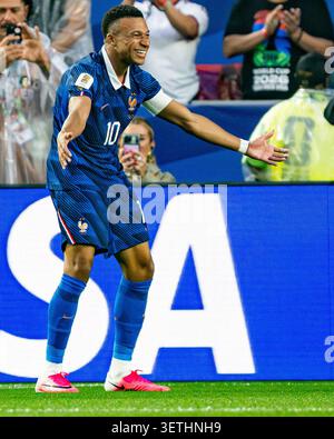 Kylian Mbappe (#10) feiert sein Tor während des WM-Spiels zwischen Frankreich und dem Irak in Gruppe I. Frankreich gewinnt das Spiel 3-0 in Philadelphia, PA, USA am 22. Juni 2026. Quelle: Don Mennig/Alamy Live News Stockfoto