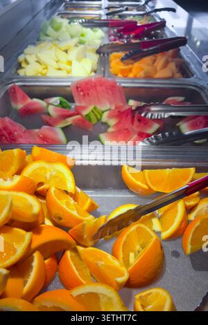 Buffet mit frisch geschnittenen Orangen, Wassermelonen und anderem Obst auf Tabletts Stockfoto