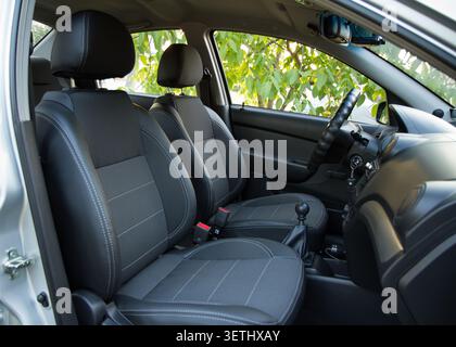 Moderne Sitze in der Kabine eines Personenkraftwagens. Stockfoto