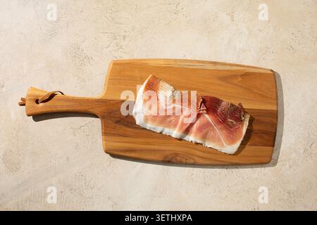 Eine Ansicht von oben auf einen Haufen Speck auf einem Holzbrett. Stockfoto