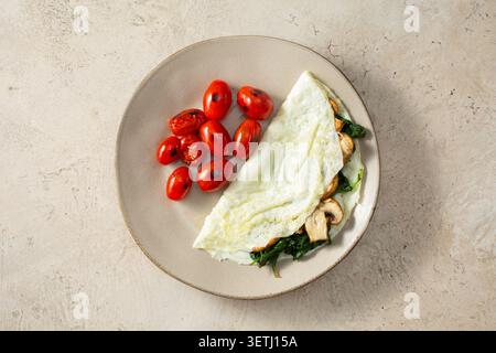 Eine Ansicht von oben auf ein Eiweiß-Omelett. Stockfoto