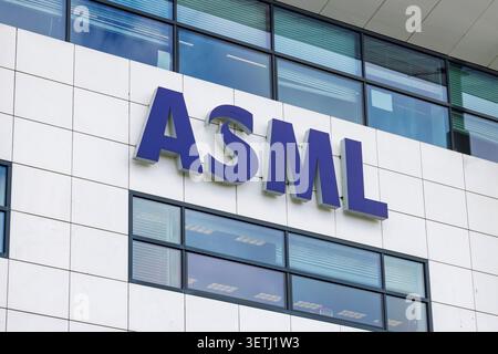 Veldhoven, Niederlande, 13. Juni 2026 – Nahaufnahme des blauen ASML-Firmenlogo auf der modernen, weiß gekachelten Fassade des Hauptsitzes Stockfoto