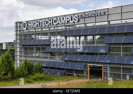 Eindhoven, Niederlande, 13. Juni 2026 - nachhaltiges mehrstöckiges Parkhaus mit integrierten Photovoltaik-Solarpaneelen am High Tech Campus Stockfoto