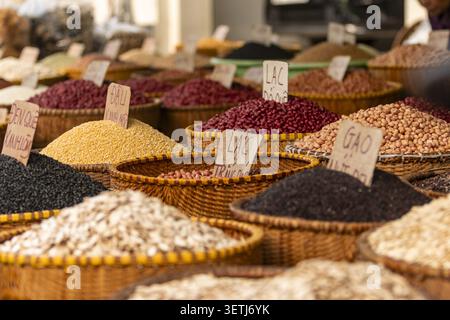 Ansicht verschiedener Getreidesorten, Bohnen und Hülsenfrüchte in gewebten Körben mit handgeschriebenen Preisschildern auf einem lokalen Markt in Hanoi, Ha Noi, Vietnam Stockfoto