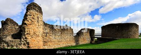 Die Ruinen von Flint Castle, erbaut von König Eduard 1st in den Jahren 1277 bis 1286, an der Flussmündung des River Dee, Flint Village, Flintshire, Nordwales, Großbritannien. Stockfoto