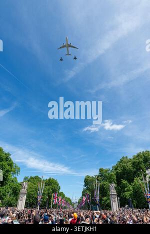 RAF Airbus A330MRTT Voyager KC3 „Vespina“ und Taifune fliegen in der King's Birthday Flypast nach Trooping the Colour 2025, Over the Mall, London, Großbritannien. Stockfoto