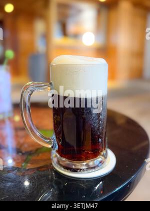 Frisch gegossenes dunkles Bier mit Schaum - Black Lager in Glas. Hochwertige Fotos Stockfoto