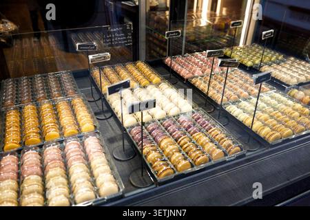 Französische Macarons im Fenster der Konditorei mit bunten Reihen Stockfoto
