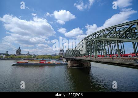Köln, Deutschland - 5. Mai 2026 : Panoramablick auf die Hohenzollernbrücke, den Rhein und den Dom im Hintergrund in Köln Stockfoto