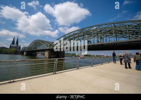 Köln, Deutschland - 5. Mai 2026 : Panoramablick auf die Hohenzollernbrücke, den Rhein und den Dom im Hintergrund in Köln Stockfoto