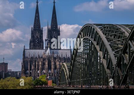 Köln, Deutschland - 5. Mai 2026 : Panoramablick auf die Hohenzollernbrücke und den majestätischen Dom im Hintergrund in Köln Stockfoto