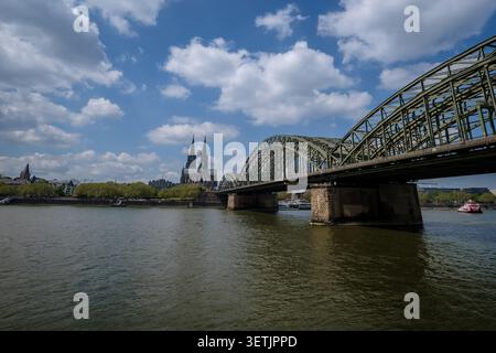 Köln, Deutschland - 5. Mai 2026 : Panoramablick auf die Hohenzollernbrücke, den Rhein und den Dom im Hintergrund in Köln Stockfoto
