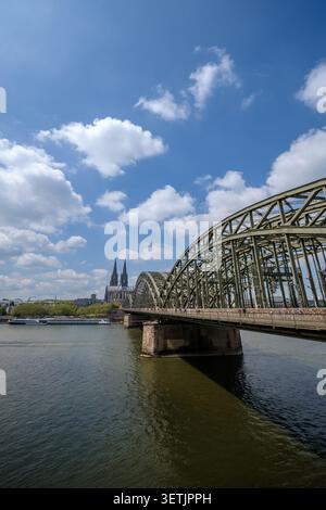 Köln, Deutschland - 5. Mai 2026 : Panoramablick auf die Hohenzollernbrücke, den Rhein und den Dom im Hintergrund in Köln Stockfoto