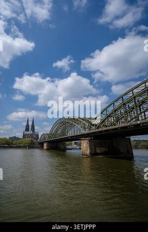 Köln, Deutschland - 5. Mai 2026 : Panoramablick auf die Hohenzollernbrücke, den Rhein und den Dom im Hintergrund in Köln Stockfoto