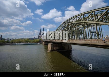 Köln, Deutschland - 5. Mai 2026 : Panoramablick auf die Hohenzollernbrücke, den Rhein und den Dom im Hintergrund in Köln Stockfoto
