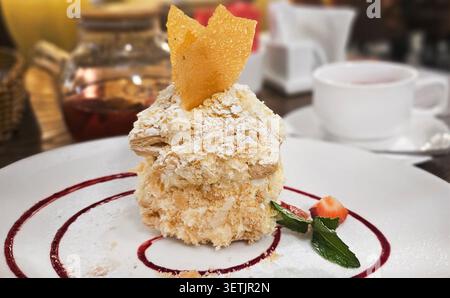 Ein Stück traditioneller russischer napoleon-Kuchen auf einem Teller auf dem Restauranttisch Stockfoto