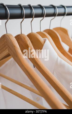 Nahaufnahme von hölzernen Kleiderbügeln am Kleiderständer Stockfoto