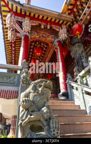 Taipei, Taipeh City, Taiwan - 15. Januar 2026: Blick auf einen traditionellen Tempel mit Steinlöwenschnitzereien auf den Treppen, roten Säulen und hängenden Laternen Stockfoto