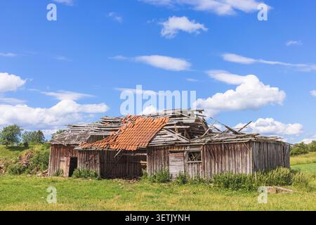 Alte, ruinierte Scheune auf dem Land Stockfoto