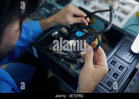 Ein Techniker baut einen Computer im Labor zusammen Stockfoto