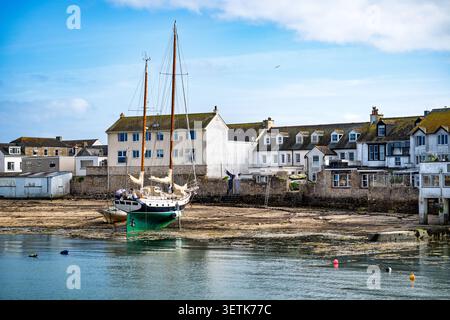 Boote legten bei Ebbe im Hafen von Hugh, vom Kai aus gesehen. Hugh Town, St. Mary's, Scilly-Inseln. Stockfoto