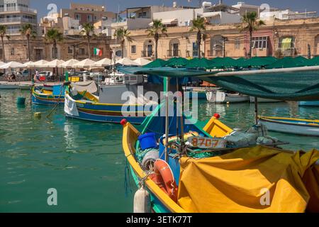 Malta, Masaxlokk, farbenfrohe Fischerboote liegen im Hafen Stockfoto