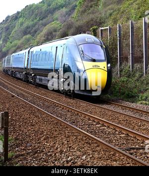 Der Intercity Express-Zug Nr. 800035 fährt an der Küste von Teignmouth vorbei und fährt mit der 2E12 Penzance 08,50 nach Exeter St Davids. Stockfoto