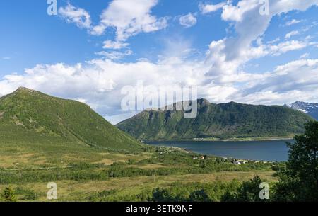 Panoramablick auf ländliche Häuser in Medby Küstendorf unter steilen Bergen Stockfoto