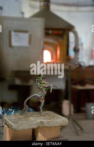 Handgefertigte Murano-Glaspferdefigur kühlt in der Nähe eines Glasbläseröfens auf der Insel Murano, Venedig, Italien Stockfoto