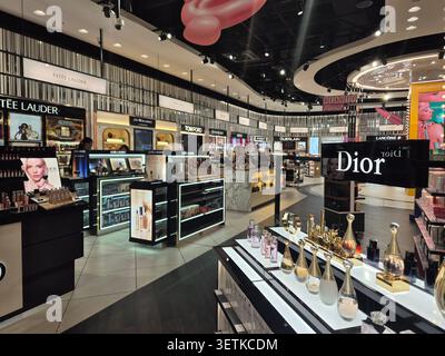 MANCHESTER, Großbritannien 16. JUNI 2026: Duty-Free-Shop am Terminal von Manchester, UK. Stockfoto