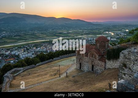 Berat Holy Trinity Church, Rotes Ziegeldach, Burgmauern, Blick auf das Tal bei Sonnenuntergang Stockfoto
