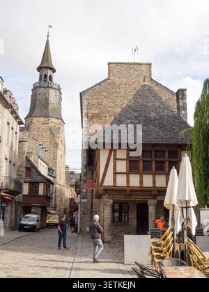 Tour de l’Horloge und das Hôtel de Kératry aus dem 16. Jahrhundert, Dinan Stockfoto