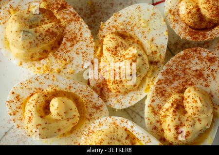 Eine Ansicht von oben auf einige gefüllte Eier als Hintergrund. Stockfoto