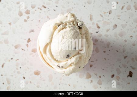 Eine Ansicht von oben auf eine Tasse Vanille-Schokoladen-Split Eiscreme. Stockfoto