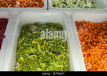 Gemischtes Gefrorenes Gemüse In Kunststoffbehältern Am Food Market Counter Stockfoto