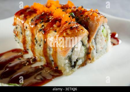 Eine Nahaufnahme einer gebackenen Lachsrolle. Stockfoto