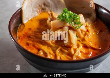 Eine Nahaufnahme einer Schüssel mit scharfen Miso-Ramen. Stockfoto