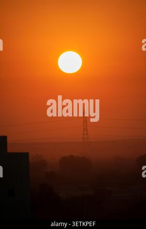 Orangefarbener Sonnenuntergang über der Skyline von Rajasthan in Indien Stockfoto