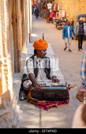 Ein lokaler Musiker tritt in der Historic Street von Jaisalmer, Indien auf Stockfoto