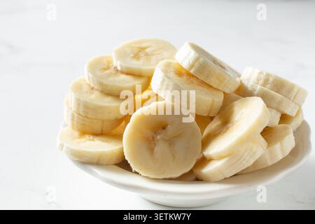 Eine Nahaufnahme eines Stapels geschnittener Bananen. Stockfoto