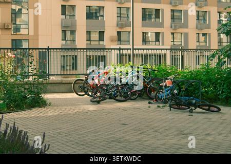 Wohnhof mit Fahrradparkplatz, umgeben von Apartmentgebäuden. Konzept eines nachhaltigen Stadtlebens und eines umweltfreundlichen Transpors Stockfoto