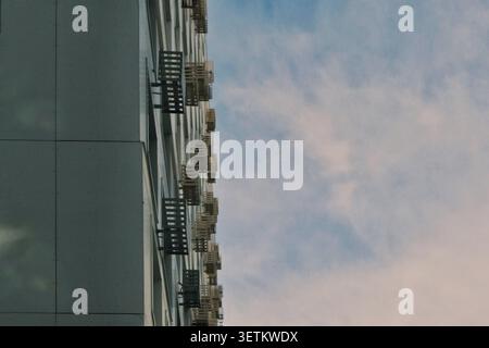 Nahaufnahme eines modernen Apartmentgebäudes mit mehreren Klimaanlagen im Freien. Konzept von Wohnkühlsystemen, HLK-Technologie Stockfoto